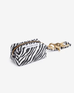 Porte Sacs à Excréments See Scout Sleep -Pet Haven Soldes ByScout Pouch Zebra BW L Main 1080x1350 040c7c24 bbb2 474d a8e6 c028ea19a405