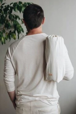 Matelas De Voyage Pour Chien Enroulable Compass Band & Roll -Pet Haven Soldes Compass packaging and wearing 3 720x f4cdb285 55ec 4a83 a176 51617f393cb3