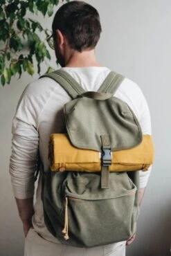 Matelas De Voyage Pour Chien Enroulable Compass Band & Roll -Pet Haven Soldes Compass packaging and wearing 5 720x c8e747bb cae2 4df3 b000 bef84e328396