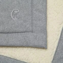 Tapis Pour Chien En Tweed Gris HOSTEL -Pet Haven Soldes cloud7 dog blanket tweed grey woolmix detail logo