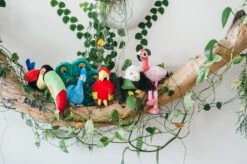 PLAY Peluche Perroquet -Pet Haven Soldes fetching flock plush toy set lifestyle image 168b2d7a 3f55 4131 a778 a9c7dca30492