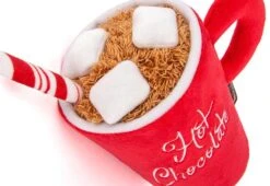 PLAY Peluche Pour Chien Chocolat Chaud -Pet Haven Soldes play holiday classic hot chocolate 2 web res